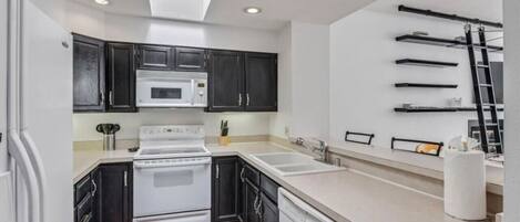 Een koelkast, een microgolfoven, een oven, een kookplaat