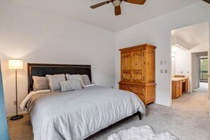 2 bedrooms, travel cot, WiFi, bed sheets