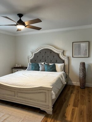 3 habitaciones, escritorio y tabla de planchar con plancha 