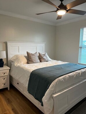 3 Schlafzimmer, Schreibtisch, Bügeleisen/Bügelbrett, Reisekinderbett