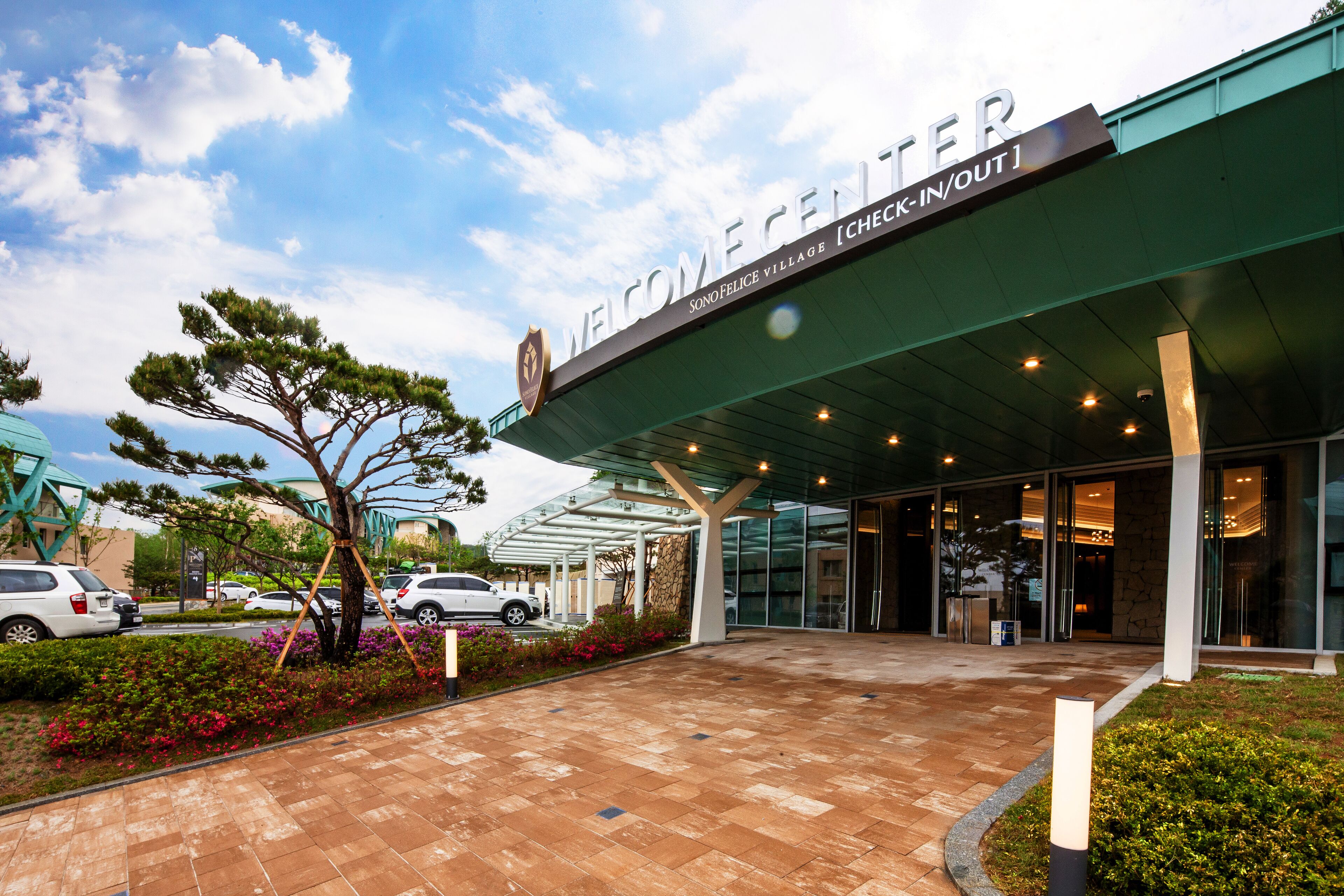 Check-in/check-out kiosk