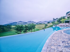Infinity pool