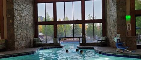 Alberca techada y alberca al aire libre