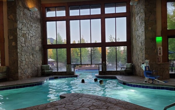 Alberca techada y alberca al aire libre