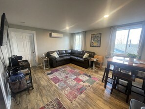 Smart TV, DVD player - New two bedroom apartment on 9 acre property (Bethlehem)
