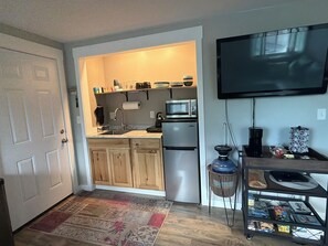 Kühlschrank, Mikrowelle, Wasserkocher mit Kaffee-/Teezubehör