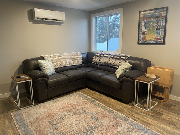 Smart TV - New two bedroom apartment on 9 acre property (Bethlehem)