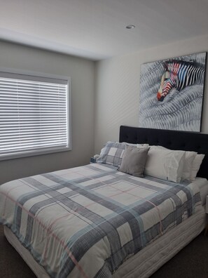 3 bedrooms, iron/ironing board, travel cot, free WiFi - Kaituna Villa close to beaches, vineyards and 3km to town centre (Napier)