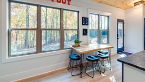 Una cocina moderna con ventanas amplias, techo de madera y un cartel que dice "BIG FOOT".