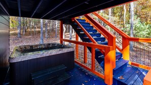 Zona de hidromasaje con terraza de madera y escalera que da al exterior.