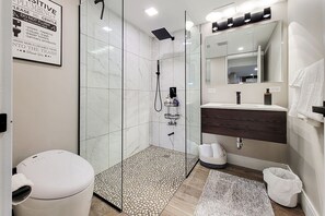 Douche, sèche-cheveux, bidet, serviettes fournies