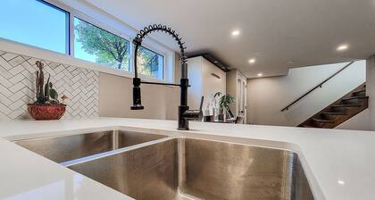 Luxury Waterfront Guest Suite