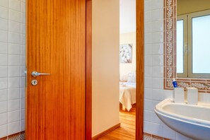 Banyera, assecador de cabells, tovalloles i sabó 