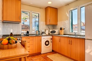 Fridge, microwave, oven, stovetop - Largo dos Milagres, a Home in Madeira (Machico)