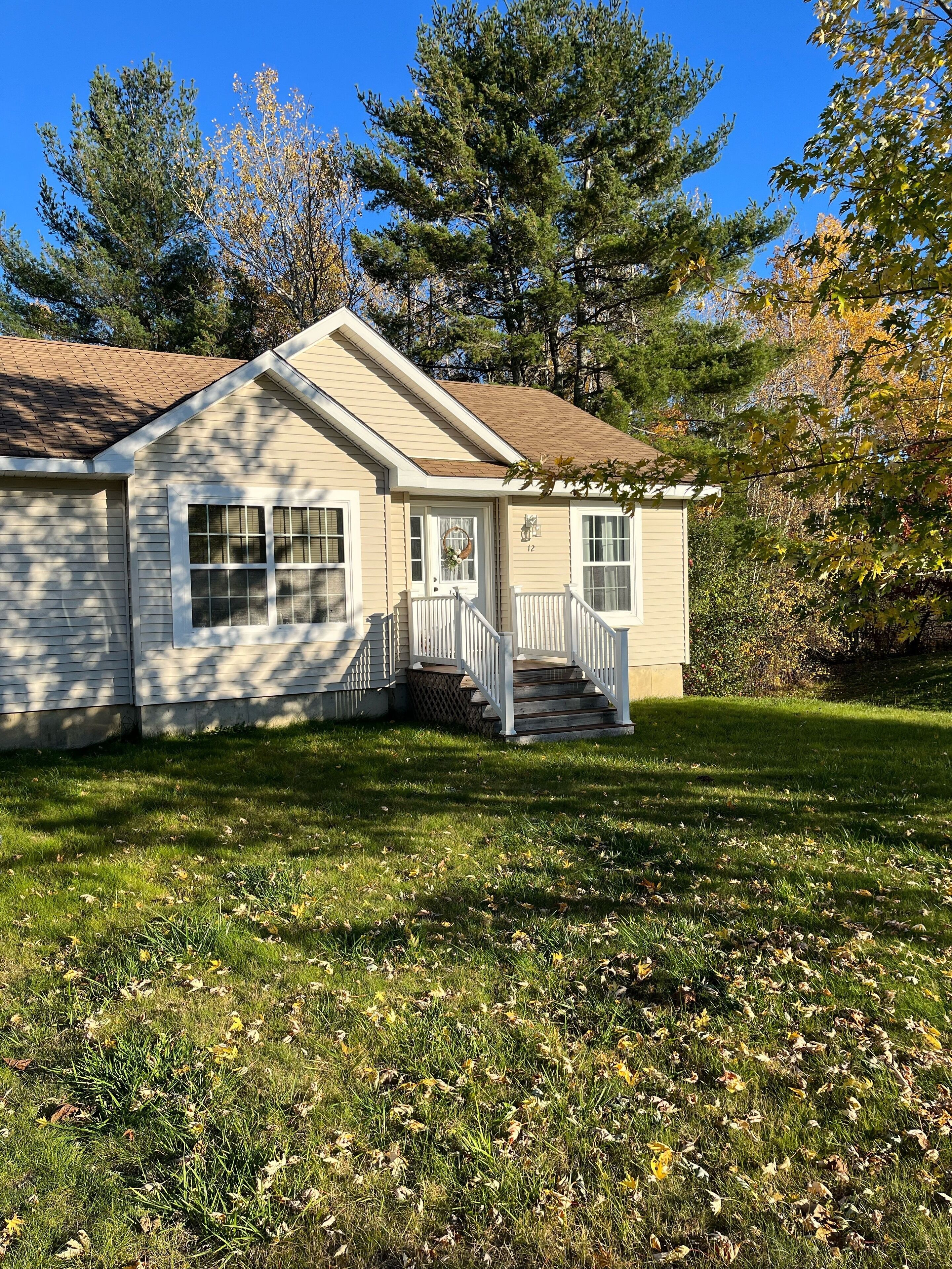 Cozy 2 Bedroom Home - Private Backyard with Seasonal Pool