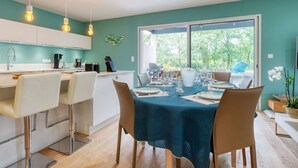 Una cucina moderna con zona pranzo.