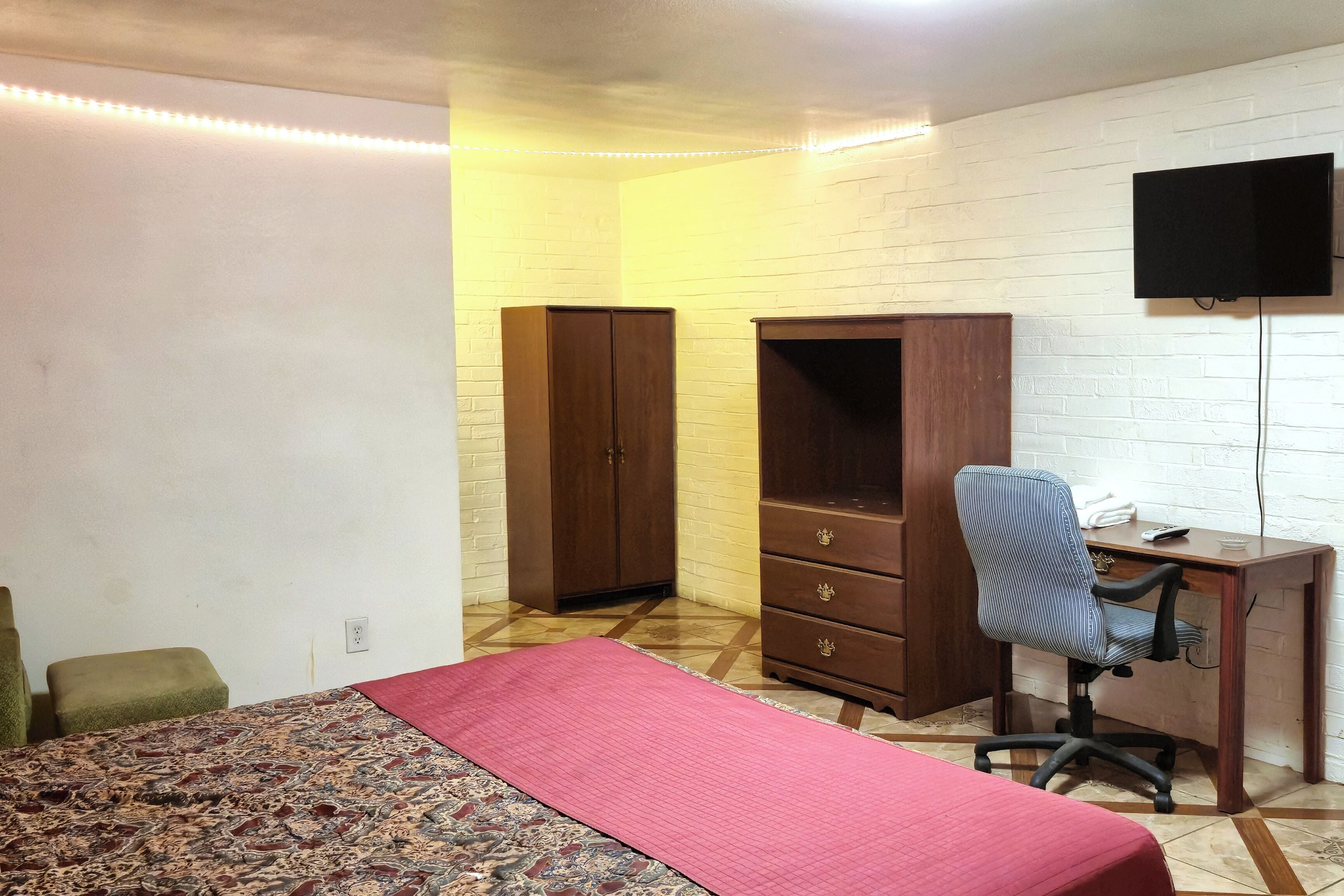 Room, 1 King Bed, Non Smoking | In-room safe, bed sheets