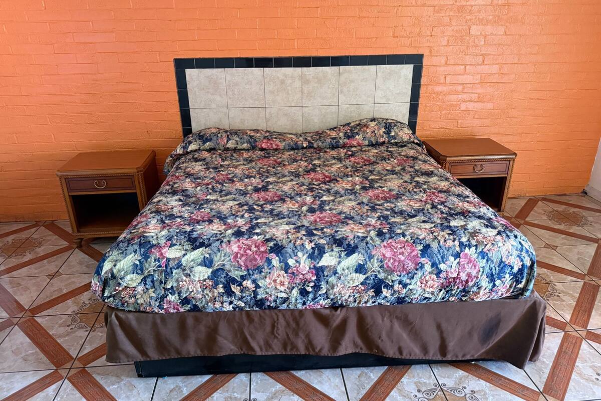 In-room safe, bed sheets