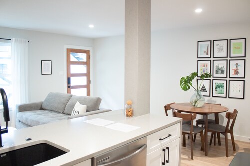 Newly Renovated Modern Condo- Walk to Zilker & Barton Springs! Private backyard!