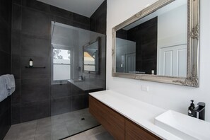Superior Studio Suite | Bathroom | Shower, hair dryer, towels, soap - Harbour Mannum (Mannum)