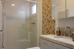 Dusche, Haartrockner, Handtücher, Seife
