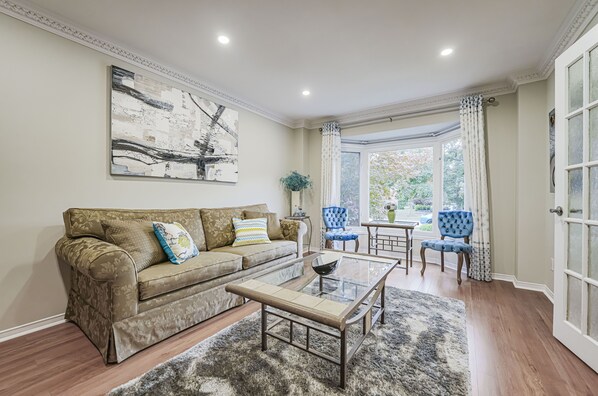 Smart-TV, Kamin, Bücher