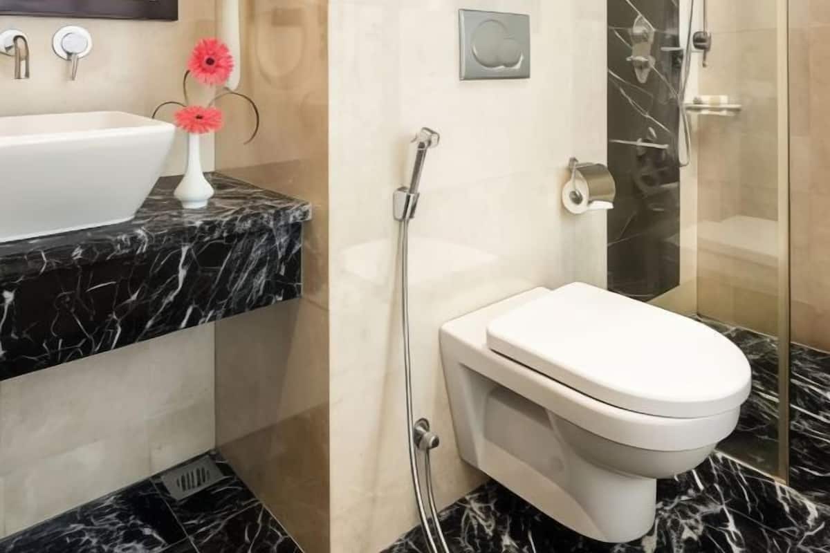 Shower, rainfall showerhead, free toiletries, hair dryer