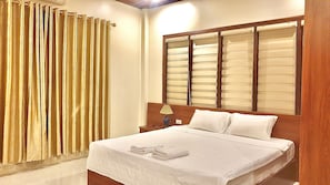 Minibar, in-room safe, desk, blackout curtains - Vang Vieng Garden Resort (Vang Vieng)