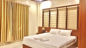 Deluxe Double Room | Minibar, in-room safe, desk, blackout drapes