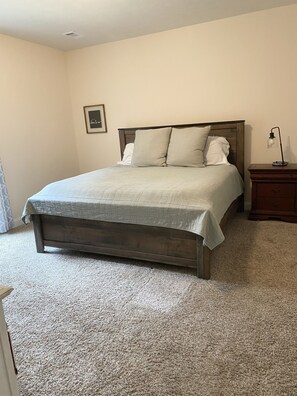 4 عدّة غرف نوم وملاءات أسرّة