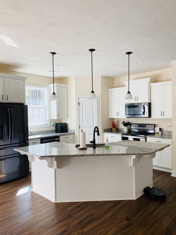 ثلاجة، ميكروويف، فرن، موقد طهي مسطح