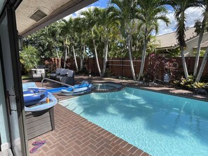 Een buitenzwembad, een verwarmd zwembad