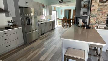 Een koelkast, een magnetron, een oven, een kookplaat