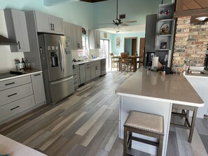 Een koelkast, een magnetron, een oven, een kookplaat