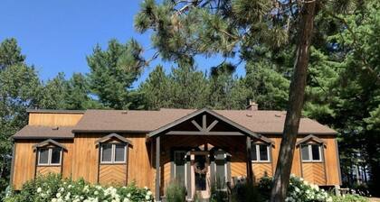 Luxurious Lake House with Hot Tub - Come and Enjoy and Unwind by Lake Nipissing!