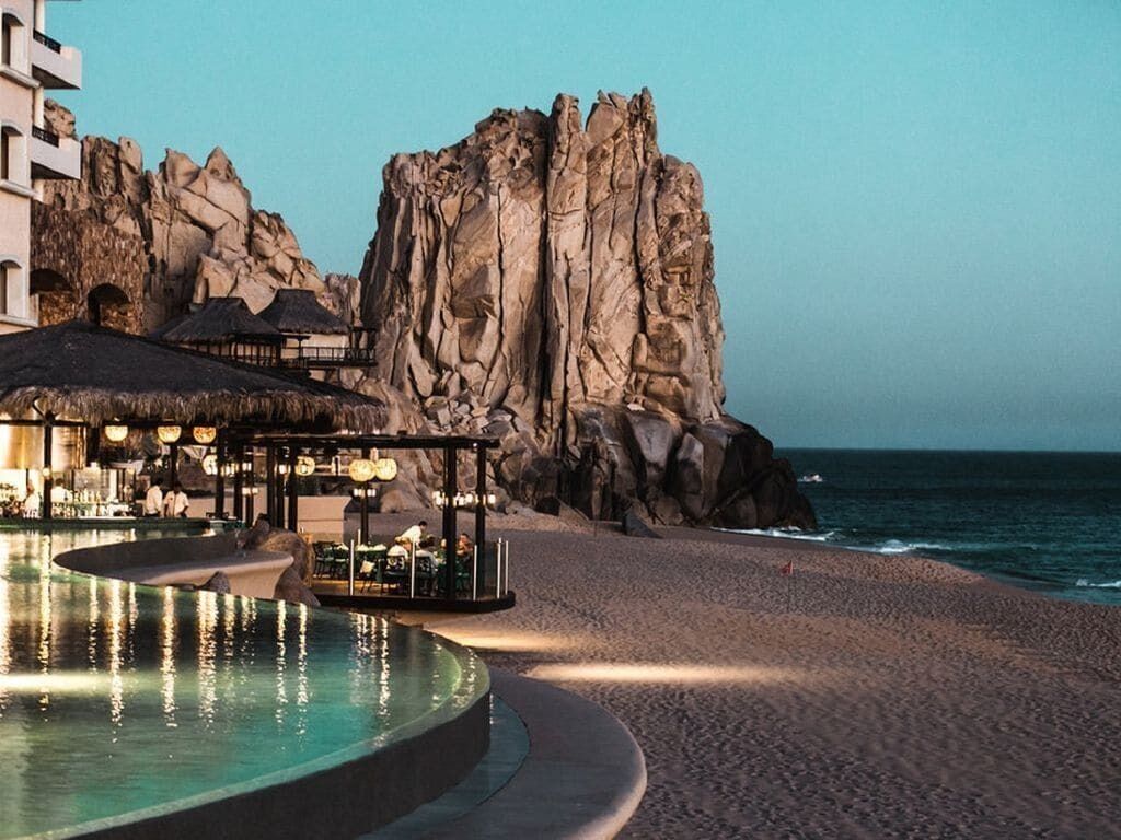 Ulkouima-allas, aurinkotuoleja