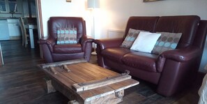 TV, fireplace - Charming 2-Bed Cottage within Barn in Merinchal (Merinchal)