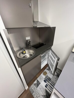 Réfrigérateur, micro-ondes, four, plaque de cuisson