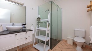 Family Villa, 2 Bedrooms, Balcony, Bay View | Bathroom | Shower, designer toiletries, towels, soap - Unit 10 Sails on Horseshoe (Horseshoe Bay)