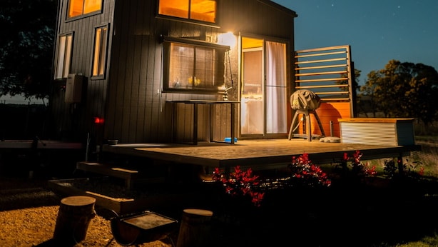 A small, modern cabin with a deck, large windows, and a cozy interior. - Eco tiny home williwa (Portland)