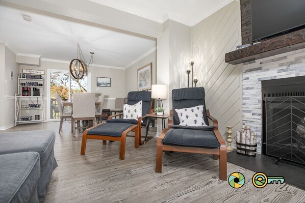 Televisión, chimenea y libros 