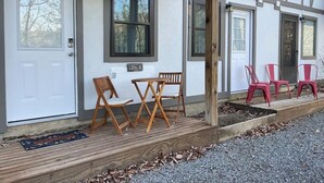 Ein Haus mit überdachter Veranda, einer Tür und einem Fenster.