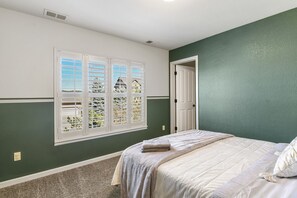6 bedrooms, desk, iron/ironing board, travel cot