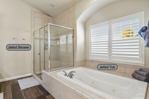 Combined shower/tub, jetted tub, hair dryer, towels - FREE Pizza|Arcade|Open Space|Mnt Views|3 K-Beds (Monument)
