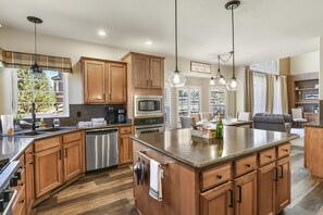 Fridge, microwave, oven, stovetop - FREE Pizza|Arcade|Open Space|Mnt Views|3 K-Beds (Monument)