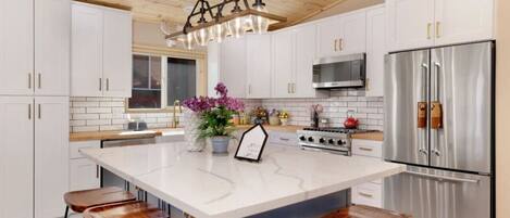 Een koelkast, een microgolfoven, een oven, een kookplaat