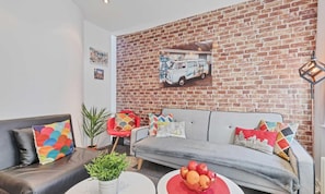 2 bedrooms, WiFi - Majestic Mews Apartment Super Central Sleeps 2 to 8 Guests Free Wifi (Brighton)
