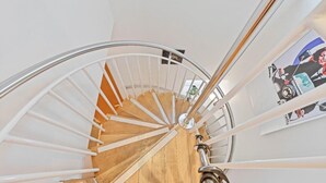 A spiral staircase with white railings and wooden steps. - Majestic Mews Apartment Super Central Sleeps 2 to 8 Guests Free Wifi (Brighton)