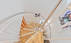 2 bedrooms, WiFi - Majestic Mews Apartment Super Central Sleeps 2 to 8 Guests Free Wifi (Brighton)