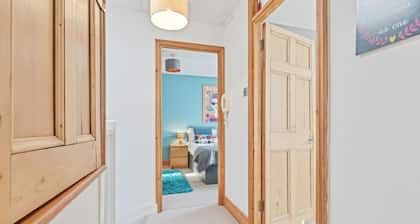 Pebble Mews House - Sleeps 6 to 8 Guests